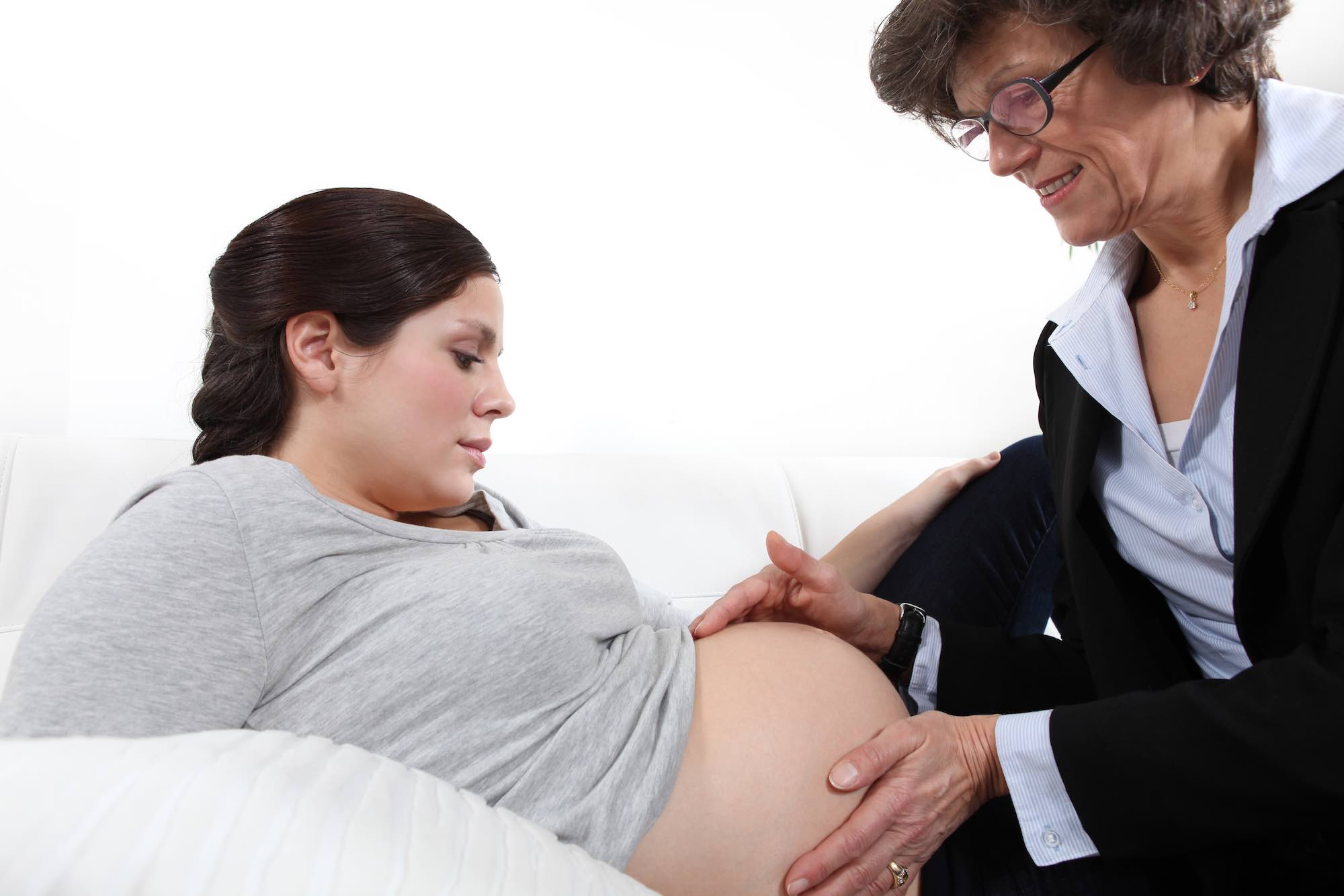 doctor-feeling-a-womans-pregnant-stomach_sizeXXL_5f80df|doctor-feeling-a-womans-pregnant-stomach_sizeXXL_5f80df